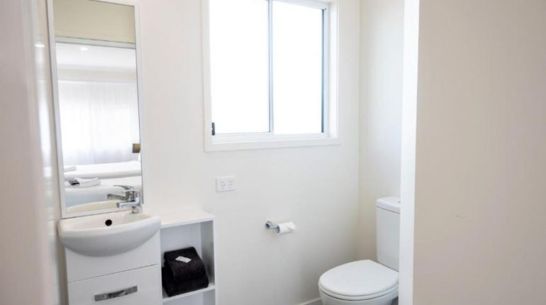 deluxe-queen-room-bathroom-petrie-motel