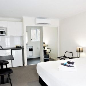deluxe-queen-room-bed-petrie-motel