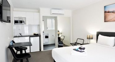 deluxe-queen-room-bed-petrie-motel