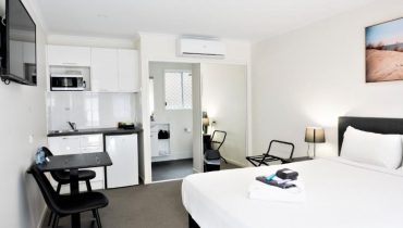deluxe-queen-room-bed-petrie-motel