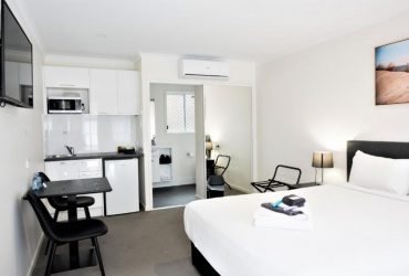 deluxe-queen-room-bed-petrie-motel
