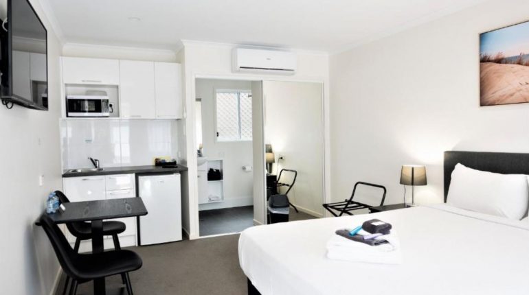 deluxe-queen-room-bed-petrie-motel
