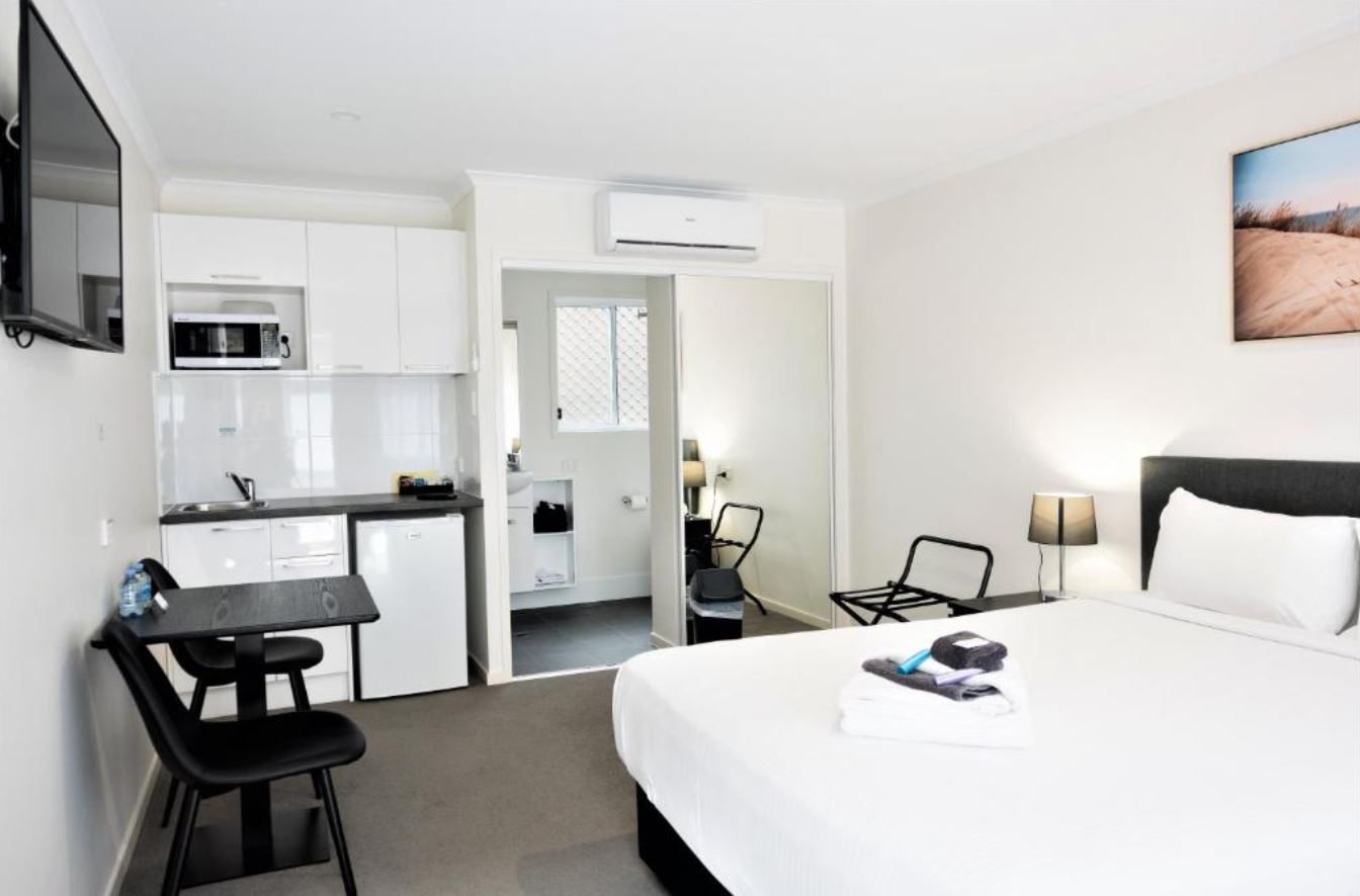 deluxe-queen-room-bed-petrie-motel deluxe-queen-room-bed-petrie-motel