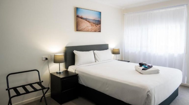 deluxe-queen-room-petrie-motel