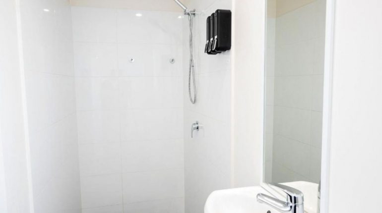 deluxe-queen-room-shower-petrie-motel