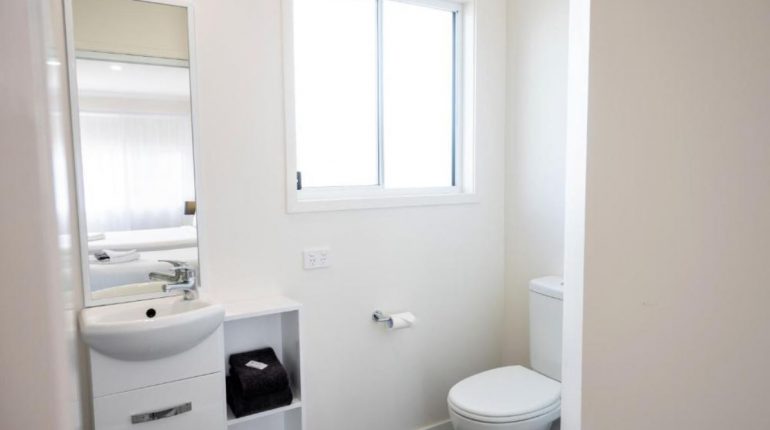 deluxe-triple-room-bathroom-petrie-motel