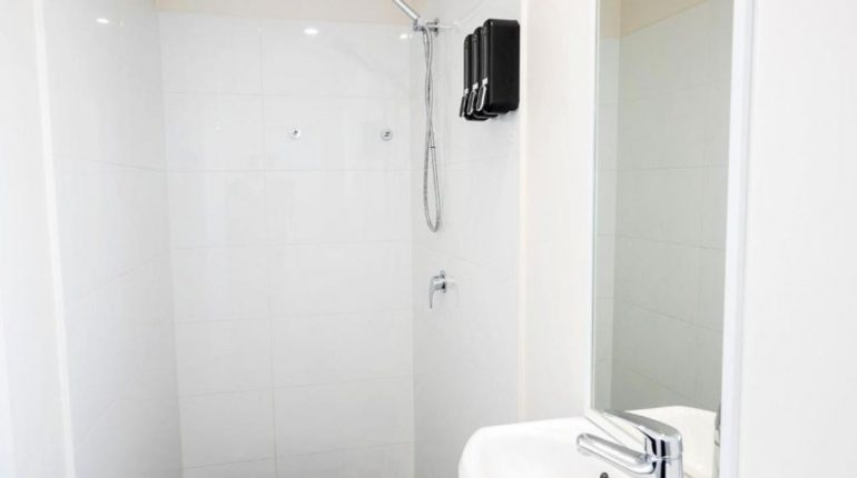 deluxe-triple-room-shower-petrie-motel