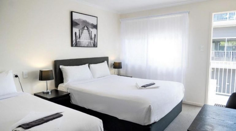 deluxe-triple-twin-queen-room-petrie-motel