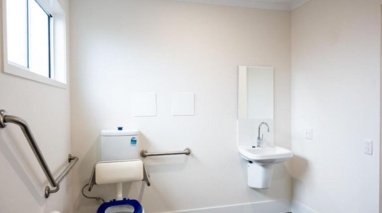 deluxe-twin-disability-access-room-bathroom-petrie-mill-motel