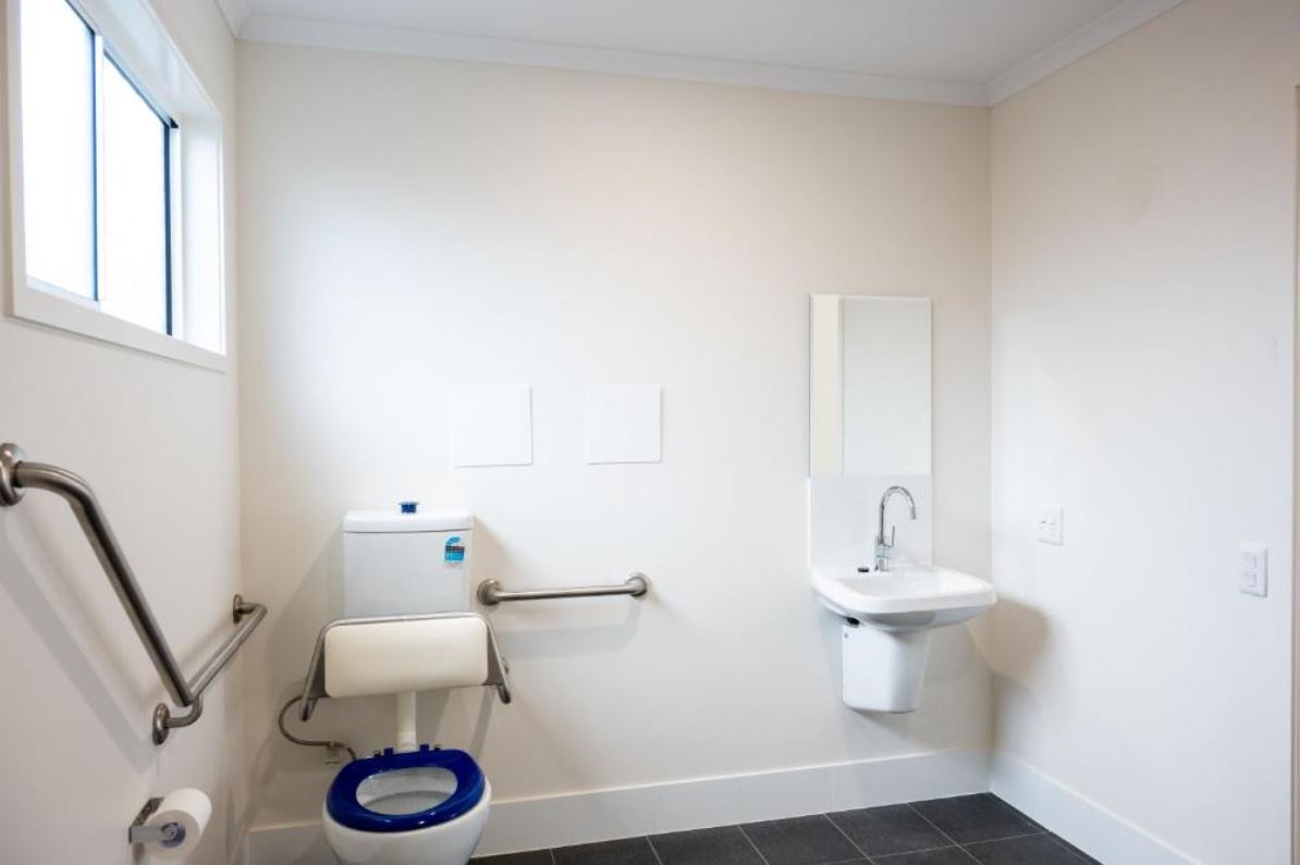 deluxe-twin-disability-access-room-bathroom-petrie-mill-motel deluxe-twin-disability-access-room-bathroom-petrie-mill-motel