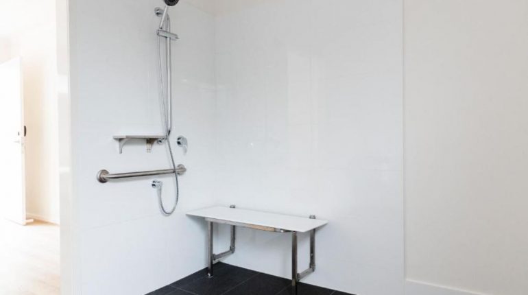 deluxe-twin-disability-access-room-shower-petrie-mill-motel