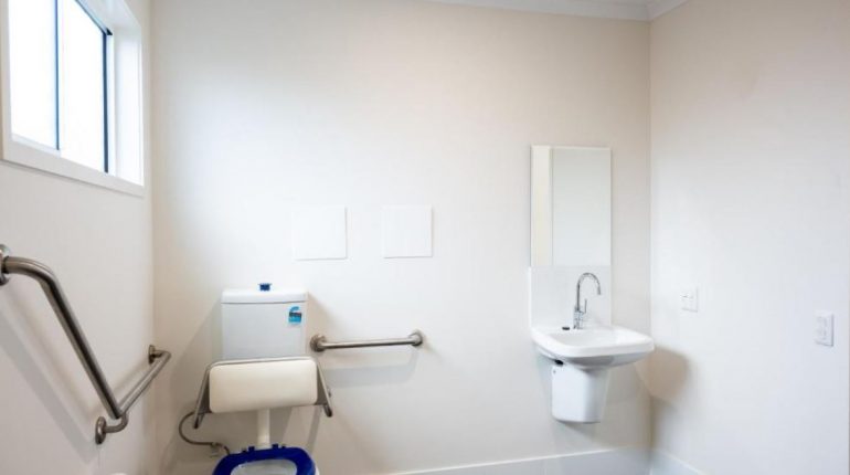 single-room-disability-access-bathroom-petrie-mill-motel