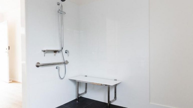 single-room-disability-access-shower-petrie-mill-motel